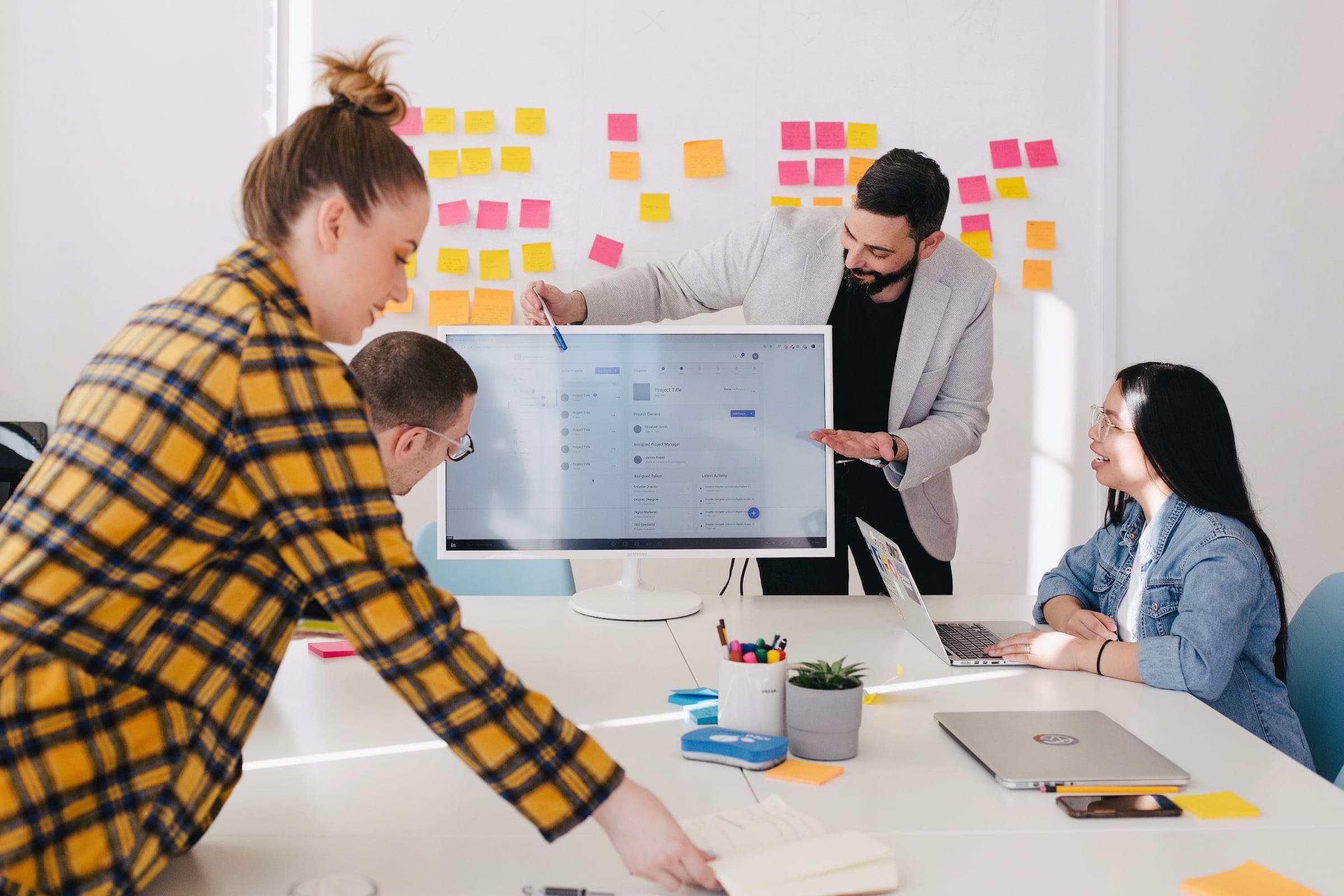 Atelier de cadrage : une équipe travaille sur un parcours utilisateur devant un mur de post-it.